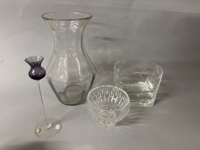 Lot comprenant :
- Important vase de forme...