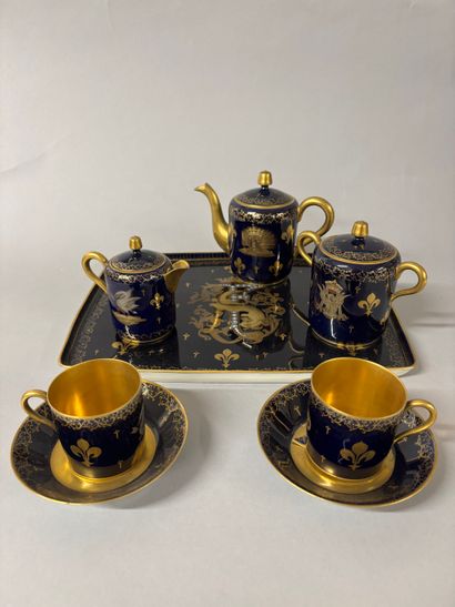Partie de service à café en porcelaine émaillée...