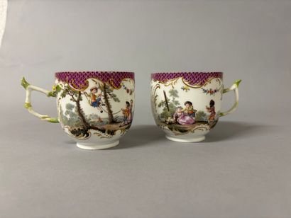 SAXE 
Paire de tasses à café en porcelaine...