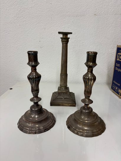 Paire de bougeoirs en métal argenté à fut...