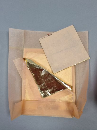 Pack of golden leaves. Gross weight: 80....
