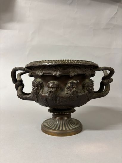 Cache pot en bronze sur piédouche à patine...