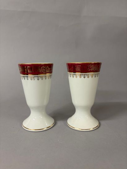 LIMOGES
Deux mazagrans en porcelaine émaillée...