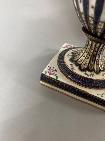 JEAN ROZIER
Paire de vases couverts en porcelaine...