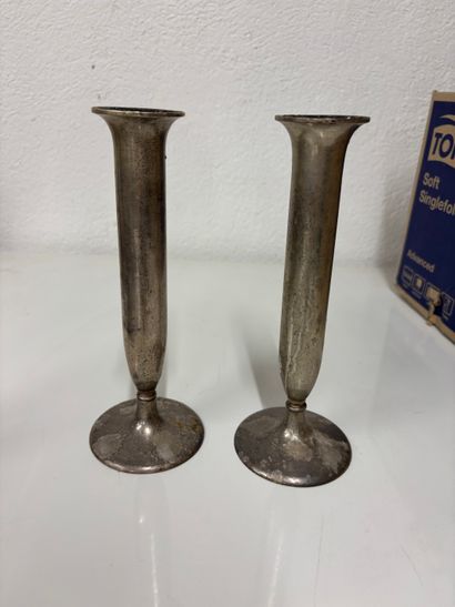 Paire de bougeoirs en métal argenté à col...