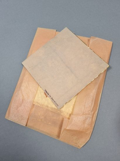 Pack of golden leaves. Gross weight: 80....