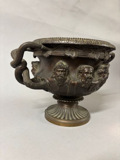 Cache pot en bronze sur piédouche à patine...