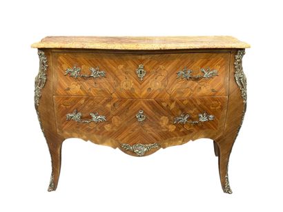 Commode en bois de placage ouvrant par deux...