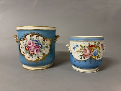 SEVRES, dans le goût de 
Deux caches pots...