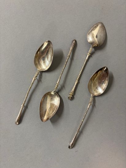 Suite de quatre cuillères à moka en argent...