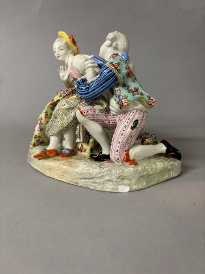 Groupe en porcelaine émaillée polychrome...
