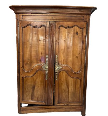 Armoire en bois naturel mouluré ouvrant par...