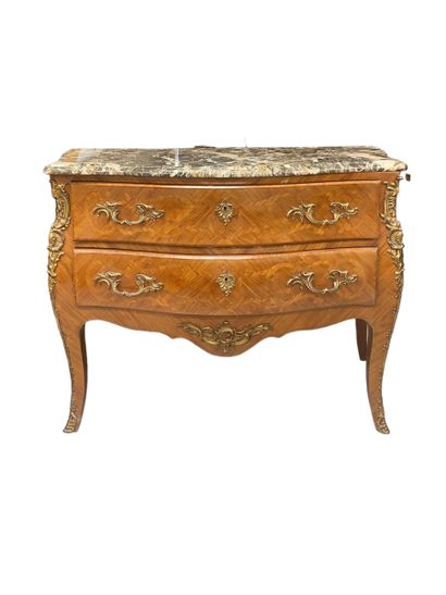 Commode de forme mouvementée en bois de placage...