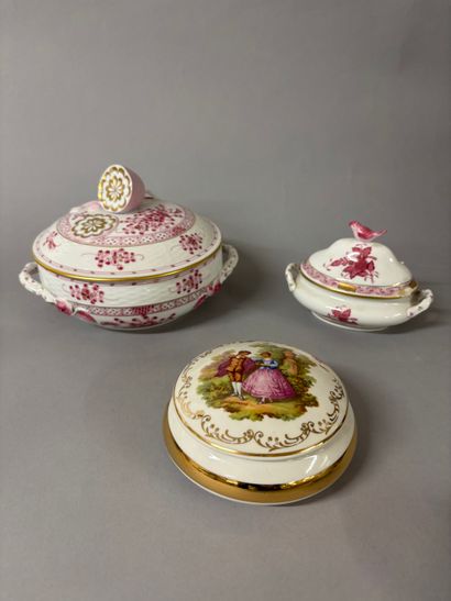 Réunion de pièces en porcelaine comprenant...