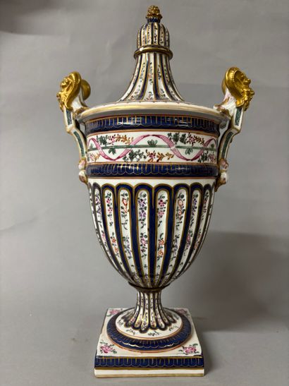 JEAN ROZIER
Paire de vases couverts en porcelaine...