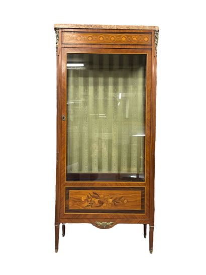 Vitrine de forme rectangulaire en bois de...