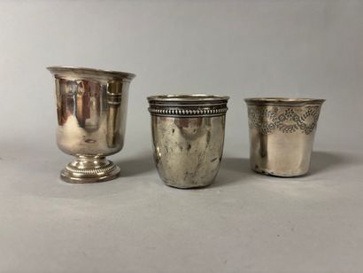 Lot de trois timbales en argent comprenant...