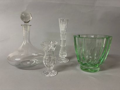 Lot comprenant :
- DAUM Nancy France, vase...