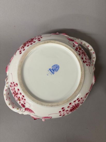 Réunion de pièces en porcelaine comprenant...
