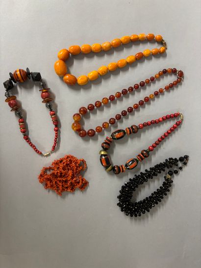 A set of six fancy necklaces including :
-...