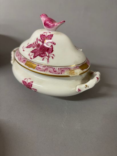 Réunion de pièces en porcelaine comprenant...