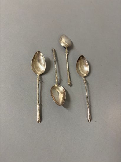 Suite de quatre cuillères à moka en argent...