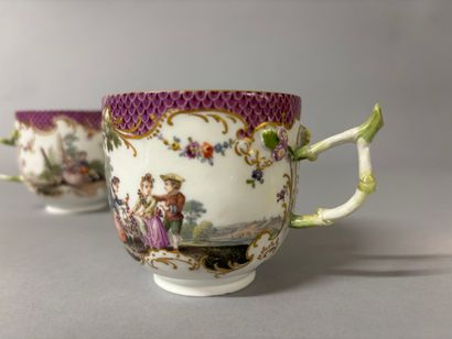 SAXE 
Paire de tasses à café en porcelaine...