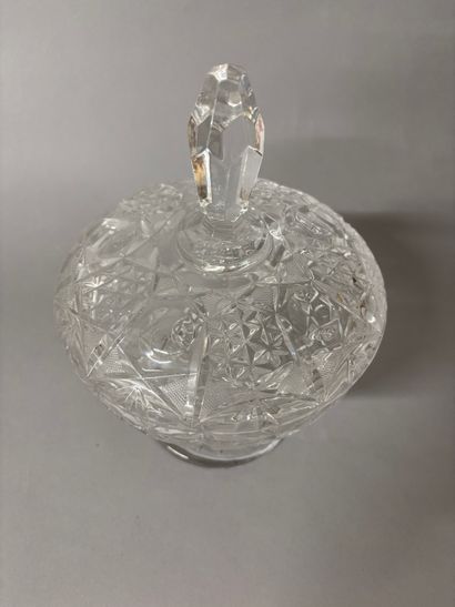 Bonbonnière sur pied en cristal taillé.
Hauteur...