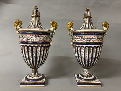 JEAN ROZIER
Paire de vases couverts en porcelaine...