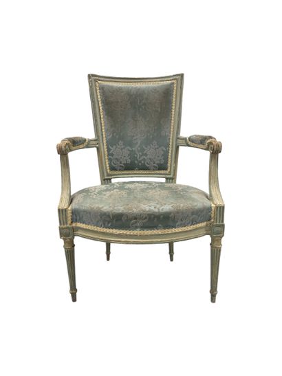 Fauteuil cabriolet en bois mouluré sculpté...