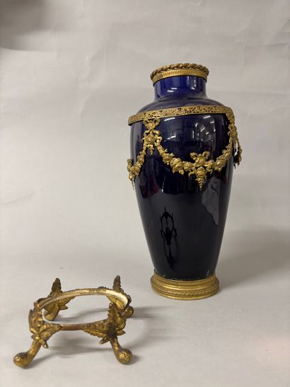 SEVRES, dans le goût de 
Vase de forme balustre...