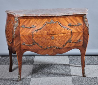 Commode bombée en bois de placage ouvrant...