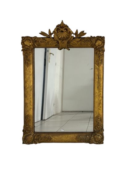 Miroir en bois et stuc doré à décor de frise...