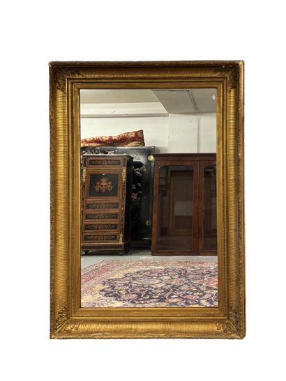 Important miroir en bois et stuc doré à décor...
