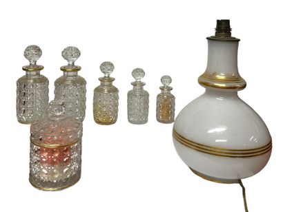 Ensemble de flacons de garniture de toilette...