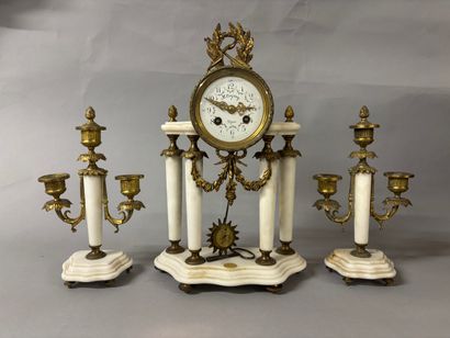 Garniture de cheminée en marbre blanc et...