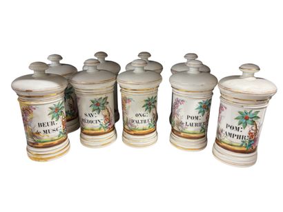 Réunion de 9 pots à pharmacie en porcelaine...