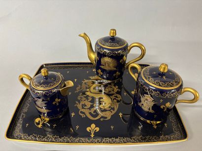 Partie de service à café en porcelaine émaillée...