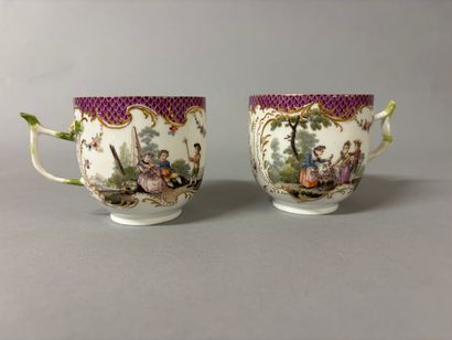 SAXE 
Paire de tasses à café en porcelaine...