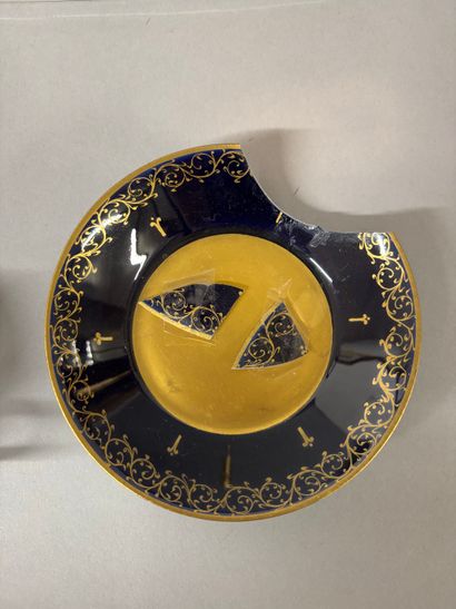 Partie de service à café en porcelaine émaillée...