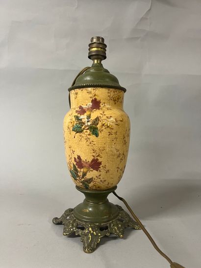 Lampe à pétrole en céramique émaillée polychrome...