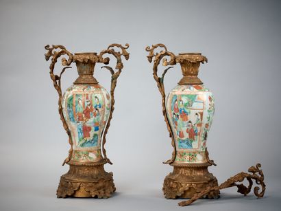 Paire de vases en porcelaine et émaux de...