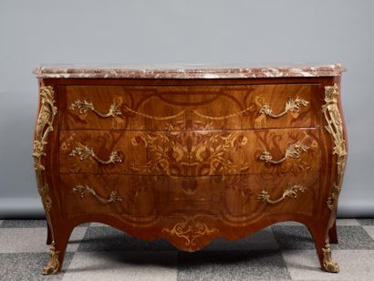Commode galbée toutes faces, à décor marqueté...