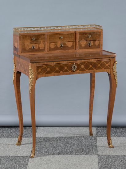 Bureau bonheur du jour à décor marqueté d’objets...
