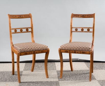 Paire de chaises en bois de placage et incrustation...