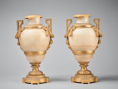 Paire d'urnes pouvant former vases en bronze...
