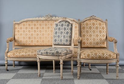 Mobilier de salon en bois sculpté et laqué...