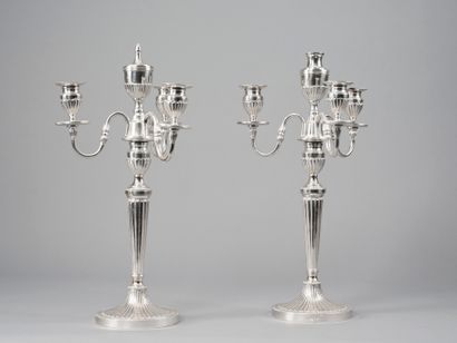 Paire de candélabres à trois bras de lumière,...