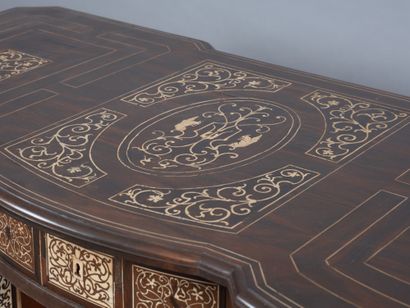 Bureau dit Mazarin à huit pieds réunis par...