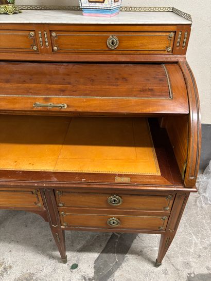 Imposant bureau à cylindre en acajou et placage...